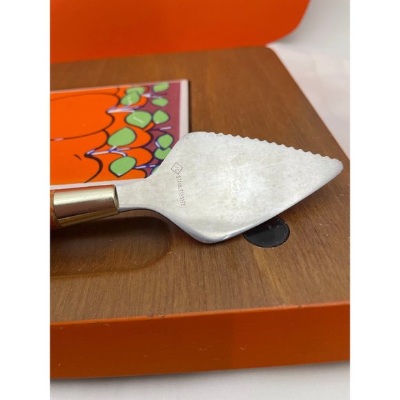 Vintage hand carved wood cheese board with knife, ceramic insert, apples insert - Picture 7 of 9